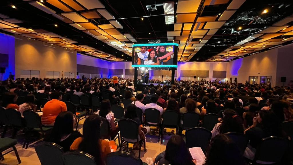 Mais de mil estudantes da Grande Natal movimentam o fim de semana com aulão de revisão do Enem; natural de Macaíba, Priscila Costa, 18 anos, vai encarar o exame pela primeira&nbsp;vez