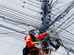 Em três meses, mais de 9,6 toneladas de cabos de telecomunicações irregulares são retiradas dos postes da Cosern; em Macaíba, 250 kg foram&nbsp;extraídos