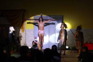 Paixão de Cristo reúne grande público na paróquia do Vilar; Grupo de Teatro Gruteu realiza apresentação nesta quarta-feira na praça da Matriz de Nossa Senhora da&nbsp;Conceição