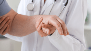 Avanços no tratamento do Parkinson ampliam qualidade de vida de paciente; especialista destaca importância do diagnóstico precoce, terapias e&nbsp;cirurgia