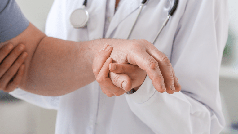 Avanços no tratamento do Parkinson ampliam qualidade de vida de paciente; especialista destaca importância do diagnóstico precoce, terapias e&nbsp;cirurgia