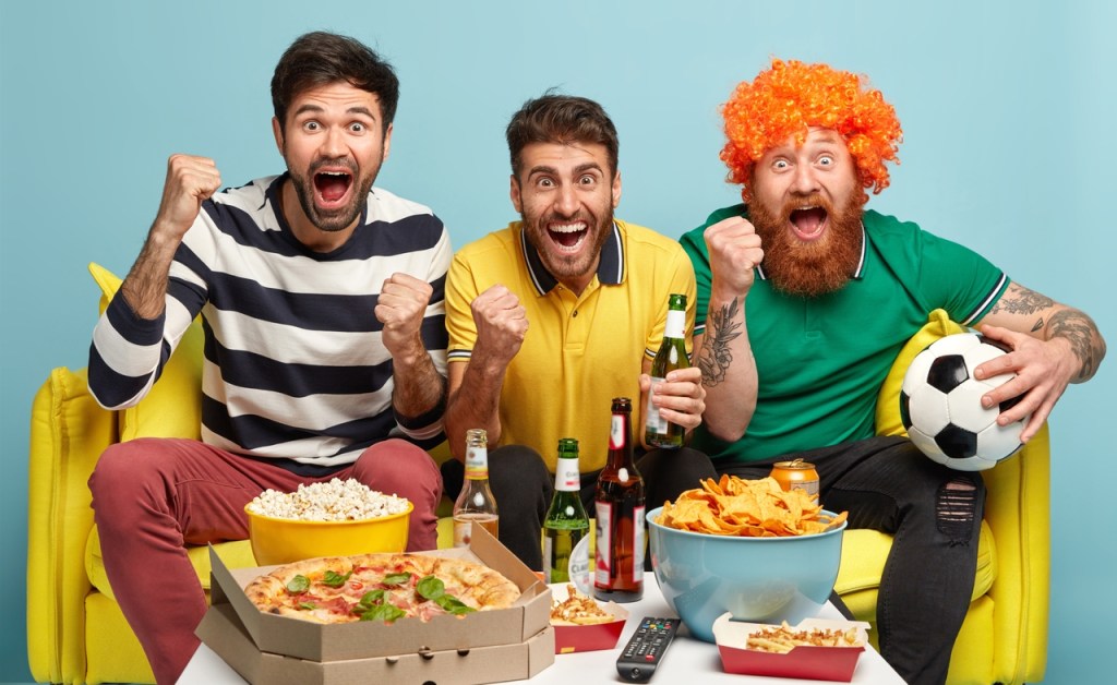 Vai assistir aos jogos com os amigos? 4 erros alimentares que podem atrapalhar o&nbsp;emagrecimento