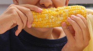 Milho, paçoca e pé de moleque: como aproveitar as festas juninas sem colocar dentes em&nbsp;risco